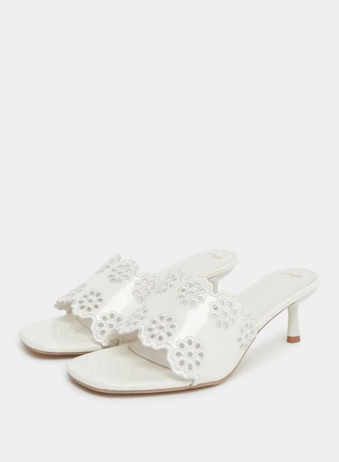 ستايلي صندل بكعب منخفض ومفرغ بطبعة زهور